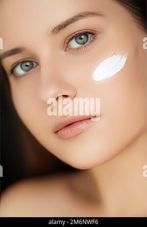 Schönheits-, Gesichtscreme- und Hautpflegekosmetik Modellporträt, Frau, die Feuchtigkeitscreme, Reinigungslotion oder Make-up-Entferner aufträgt Stockfoto