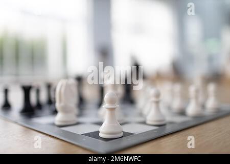 Neues Schachbrett mit Schachfiguren auf dem Tisch für das Spiel Stockfoto