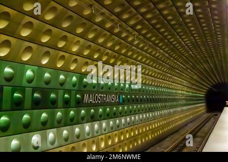 Szenen in der Malostranka U-Bahnstation im Herzen der Altstadt von Prag, Tschechien Stockfoto