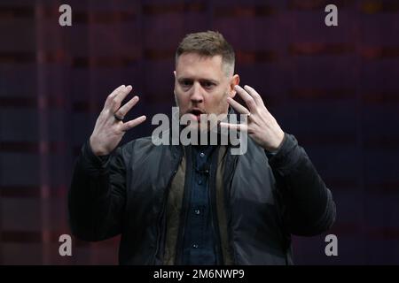 Las Vegas, Usa. 04. Januar 2023. Direktor Neill Blomkamp spricht am Mittwoch, den 4. Januar 2023, auf der Bühne der International CES 2023 im Las Vegas Convention Center in Las Vegas, Nevada. Foto: James Atoa/UPI Credit: UPI/Alamy Live News Stockfoto