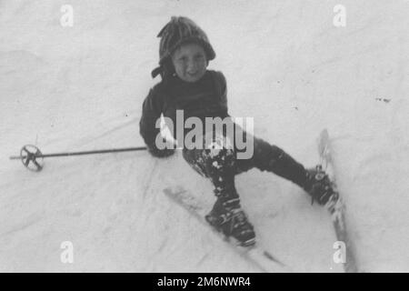 ROSI MITTERMAIER starb im Alter von 72 Jahren nach einer langen und schweren Krankheit. ARCHIVFOTO: Rosi MITTERMAIER, Deutschland, als Kind im Alter von dreieinhalb Jahren, im Winter 1953/54, macht die ersten unsicheren Versuche Ski zu fahren, privat, Kinderfoto, Schwarzweißfoto, ca. 15. Februar 1954. Â Stockfoto