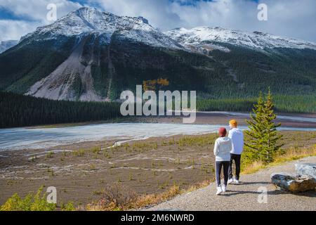 Der Icefields Parkway mit herbstlichen Bäumen und schneebedeckten Bergen in Jasper Canada, Alberta Stockfoto