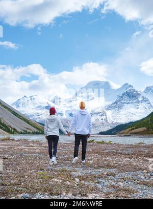 Der Icefields Parkway mit herbstlichen Bäumen und schneebedeckten Bergen in Jasper Canada, Alberta Stockfoto