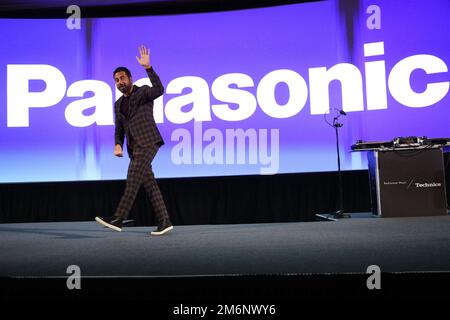 Las Vegas, Usa. 04. Januar 2023. Schauspieler Kal Penn spricht auf der Bühne während der 2023 International CES im Mandalay Bay Convention Center in Las Vegas, Nevada, am Mittwoch, den 4. Januar 2023. Foto: James Atoa/UPI Credit: UPI/Alamy Live News Stockfoto