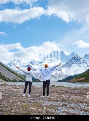 Der Icefields Parkway mit herbstlichen Bäumen und schneebedeckten Bergen in Jasper Canada, Alberta Stockfoto