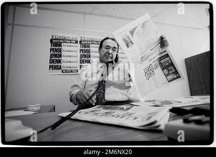 Robert Maxwell auf der Redaktionsebene der Europäischen Zeitung. Mai 1990 Ian Robert Maxwell, MC (10. Juni 1923 – 5. November 1991) war in der Tschechoslowakei geborener britischer Medieneigentümer und Mitglied des Parlaments. Er stieg aus der Armut auf und baute ein umfangreiches Verlagsimperium auf. Sein Tod offenbarte riesige Diskrepanzen in den Finanzen seiner Unternehmen, einschließlich des Pensionsfonds der Mirror Group, den Maxwell in betrügerischer Weise missbraucht hatte. Hier auf der Redaktion der europäischen Zeitung 1990 Er entkam der Nazibesetzung, trat der tschechoslowakischen Armee im Exil im Zweiten Weltkrieg bei und kämpfte dann Stockfoto