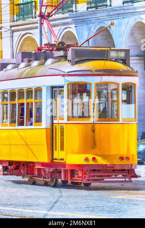 Gelbe Straßenbahn Lissabon, Portugal Stockfoto