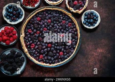 Hausgemachte, frische runde Torte mit Beeren, Himbeeren, Brombeeren Stockfoto