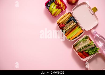 Gesundes Mittagessen zum Mitnehmen. Sandwiches, Obst und Gemüse in einer Lunchbox verpackt Stockfoto