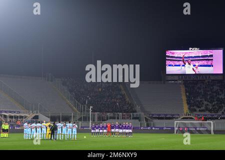 Florenz, Italien. 04. Januar 2023. Eine Schweigeminute zum Gedenken an Pele während des Spiels ACF Fiorentina gegen AC Monza, italienisches Fußballspiel Serie A in Florenz, Italien, Januar 04 2023 Kredit: Independent Photo Agency/Alamy Live News Stockfoto