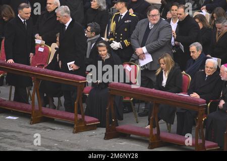 Vatican05. Januar 2023. Mathilde Og Belgien während der Bestattungsmesse für Papst Emeritus Benedict XVI am 5. Januar 2023 im Petersdom, Vatikanstadt, Vatikan. Kredit: Unabhängige Fotoagentur/Alamy Live News Stockfoto