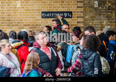 London, Großbritannien. 5. Januar 2023. Trotz der Strike-Plattform 9 3/4 zieht weiterhin eine Menge junger und alter Harry-Potter-Zauberer an - der neueste Bahnstreik bei Kings Cross unter der Leitung der ASLEF-Gewerkschaft. Kredit: Guy Bell/Alamy Live News Stockfoto