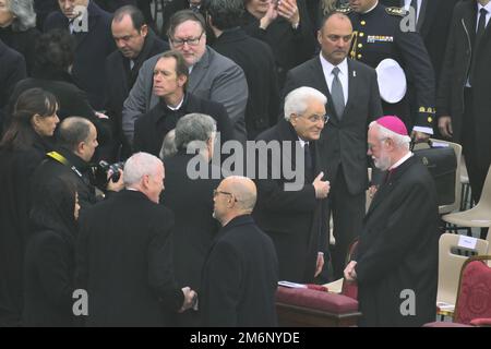 Vatican05. Januar 2023. Der italienische Präsident Sergio Mattarella während der Bestattungsmesse für Papst Emeritus Benedict XVI am 5. Januar 2023 im Petersdom, Vatikanstadt, Vatikan. Kredit: Unabhängige Fotoagentur/Alamy Live News Stockfoto