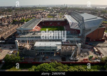 Eine allgemeine Luftaufnahme des neuen Stands der Anfield Road während der Bauarbeiten, Mai 2022 Stockfoto