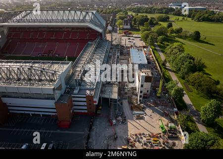 Eine allgemeine Luftaufnahme des neuen Stands der Anfield Road während der Bauarbeiten, Mai 2022 Stockfoto