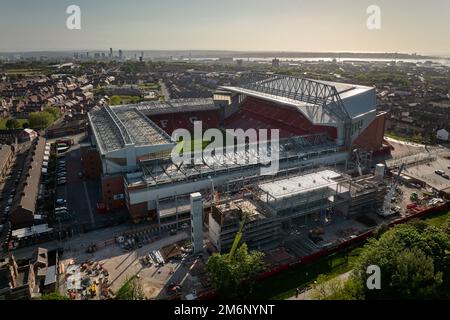 Eine allgemeine Luftaufnahme des neuen Stands der Anfield Road während der Bauarbeiten, Mai 2022 Stockfoto