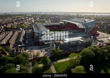 Eine allgemeine Luftaufnahme des neuen Stands der Anfield Road während der Bauarbeiten, Mai 2022 Stockfoto