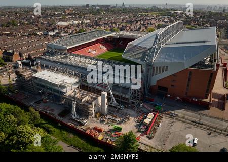 Eine allgemeine Luftaufnahme des neuen Stands der Anfield Road während der Bauarbeiten, Mai 2022 Stockfoto