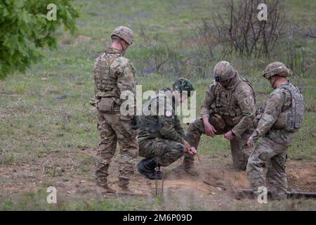 USA Soldaten der Alpha-Kompanie, 1. Maschinenbataillon, 1. Panzerbrigade-Kampfteam, 1. Infanteriedivision und Soldaten des 42. Mechanisierten Bataillons, 2. Brigaden, Bulgarische Landstreitkräfte, haben einen Doppelinitiator für eine Stahlzerschlagung während eines Abbruchbereiches im Ausbildungsgebiet Novo Selo, Bulgarien, eingerichtet. 3. Mai 2022. 1. die Infanterieabteilung ist Teil des V Corps, des Forward Disponated Corps in Europa, das mit den NATO-Alliierten und regionalen Sicherheitspartnern wie Bulgarien zusammenarbeitet, um Kampfbereitschaftskräfte bereitzustellen, gemeinsame und multinationale Ausbildungsübungen durchzuführen und Stockfoto