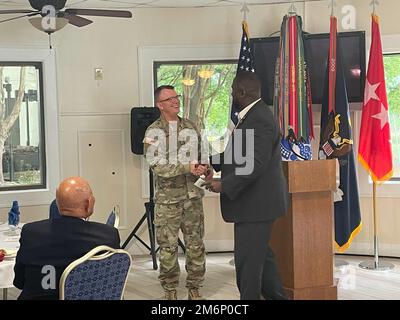 General Funk, Commanding General, U.S. Army Training and Doctrine Command, spricht mit Vertretern des Hampton Roads Chapter of the ROCKS, Inc. Über die Rekrutierung und Entwicklung diverser zukünftiger Führer in der US Army. Target News North, Stockfoto