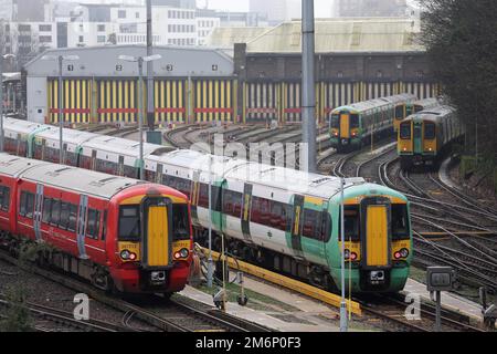 Brighton, Großbritannien. 5. Januar 2023. Leere Züge und Kutschen, die auf Abstellgleisen vor dem Bahnhof von Brighton geparkt sind, da die Industrielle Aktion das County weiterhin stört. Die Gewerkschaften streiten mit der Regierung und den Eisenbahnunternehmen über die Bezahlung, den Abbau von Arbeitsplätzen und die Änderung der Geschäftsbedingungen. Kredit: James Boardman/Alamy Live News Stockfoto