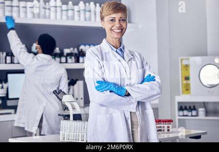 Leitende Wissenschaftlerin, Frau und Porträt mit Lächeln im Labor, Wissenschaft und medizinische Innovation mit Forschungsstudie. Pharmazeutische Entwicklung Stockfoto