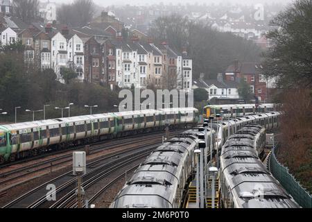 Brighton, Großbritannien. 5. Januar 2023. Leere Züge und Kutschen, die auf Abstellgleisen vor dem Bahnhof von Brighton geparkt sind, da die Industrielle Aktion das County weiterhin stört. Die Gewerkschaften streiten mit der Regierung und den Eisenbahnunternehmen über die Bezahlung, den Abbau von Arbeitsplätzen und die Änderung der Geschäftsbedingungen. Kredit: James Boardman/Alamy Live News Stockfoto