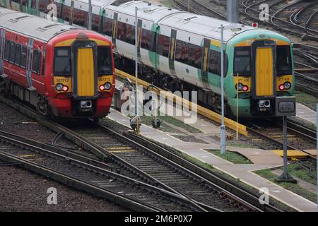 Brighton, Großbritannien. 5. Januar 2023. Leere Züge und Kutschen, die auf Abstellgleisen vor dem Bahnhof von Brighton geparkt sind, da die Industrielle Aktion das County weiterhin stört. Die Gewerkschaften streiten mit der Regierung und den Eisenbahnunternehmen über die Bezahlung, den Abbau von Arbeitsplätzen und die Änderung der Geschäftsbedingungen. Kredit: James Boardman/Alamy Live News Stockfoto