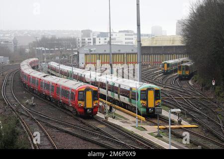 Brighton, Großbritannien. 5. Januar 2023. Leere Züge und Kutschen, die auf Abstellgleisen vor dem Bahnhof von Brighton geparkt sind, da die Industrielle Aktion das County weiterhin stört. Die Gewerkschaften streiten mit der Regierung und den Eisenbahnunternehmen über die Bezahlung, den Abbau von Arbeitsplätzen und die Änderung der Geschäftsbedingungen. Kredit: James Boardman/Alamy Live News Stockfoto