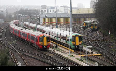 Brighton, Großbritannien. 5. Januar 2023. Leere Züge und Kutschen, die auf Abstellgleisen vor dem Bahnhof von Brighton geparkt sind, da die Industrielle Aktion das County weiterhin stört. Die Gewerkschaften streiten mit der Regierung und den Eisenbahnunternehmen über die Bezahlung, den Abbau von Arbeitsplätzen und die Änderung der Geschäftsbedingungen. Kredit: James Boardman/Alamy Live News Stockfoto