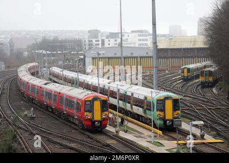 Brighton, Großbritannien. 5. Januar 2023. Leere Züge und Kutschen, die auf Abstellgleisen vor dem Bahnhof von Brighton geparkt sind, da die Industrielle Aktion das County weiterhin stört. Die Gewerkschaften streiten mit der Regierung und den Eisenbahnunternehmen über die Bezahlung, den Abbau von Arbeitsplätzen und die Änderung der Geschäftsbedingungen. Kredit: James Boardman/Alamy Live News Stockfoto