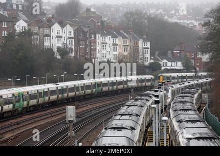 Brighton, Großbritannien. 5. Januar 2023. Leere Züge und Kutschen, die auf Abstellgleisen vor dem Bahnhof von Brighton geparkt sind, da die Industrielle Aktion das County weiterhin stört. Die Gewerkschaften streiten mit der Regierung und den Eisenbahnunternehmen über die Bezahlung, den Abbau von Arbeitsplätzen und die Änderung der Geschäftsbedingungen. Kredit: James Boardman/Alamy Live News Stockfoto