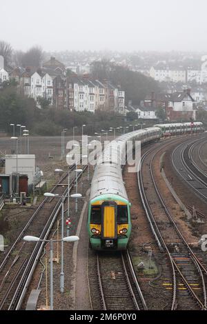 Brighton, Großbritannien. 5. Januar 2023. Leere Züge und Kutschen, die auf Abstellgleisen vor dem Bahnhof von Brighton geparkt sind, da die Industrielle Aktion das County weiterhin stört. Die Gewerkschaften streiten mit der Regierung und den Eisenbahnunternehmen über die Bezahlung, den Abbau von Arbeitsplätzen und die Änderung der Geschäftsbedingungen. Kredit: James Boardman/Alamy Live News Stockfoto