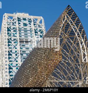 Fischskulptur von Frank Gehry and Arts Hotel, Barceloneta Beach, Barcelona, Katalonien, Spanien Stockfoto