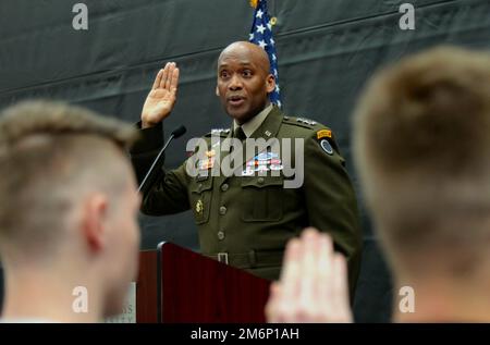 Generalleutnant Xavier Brunson, Kommandeur des Ersten Korps der USA, legt den Eid ab, achtzehn Rekruten der Oberschule während einer Feier an der Saint Martin University, Lacey, Washington, am 3. Mai 2022 in den Dienst zu stellen. „Sie entscheiden sich für etwas, das nicht jeder tun wird“, so Brunson. "Zu wissen, dass es junge Männer und Frauen gibt, die bereit sind, ihrem Land zu dienen, macht nicht nur mich und Ihre Familien stolz, sondern auch Ihr Land." Stockfoto