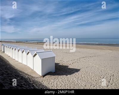Weiße Strandhütten am Strand von Fort Mahon, einer Gemeinde im Somme Department in Hauts-de-France in Nordfrankreich. Stockfoto