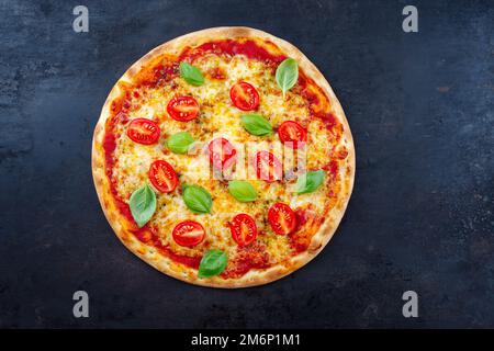 Traditionelle neapolitanische italienische Pizza margherita mit Tomaten und Mozzarella, serviert als Draufsicht auf einer alten rustikalen Tafel mit Text Stockfoto