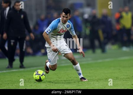 Mailand, Italien. 04. Januar 2023. Hirving Lozano von SSC Napoli kontrolliert den Ball während des Spiels der Serie A vor dem FC Internazionale und SSC Napoli im Stadio Giuseppe Meazza am 4. Januar 2023 in Mailand, Italien . Kredit: Marco Canoniero/Alamy Live News Stockfoto