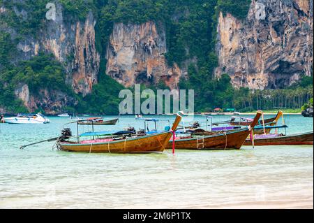 Langboote am Railay Beach, Krabi, Thailand. Tropisches Paradies, türkisfarbenes Wasser und weißer Sand. Stockfoto