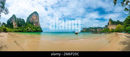 Langboote am Railay Beach, Krabi, Thailand. Tropisches Paradies, türkisfarbenes Wasser und weißer Sand. Stockfoto