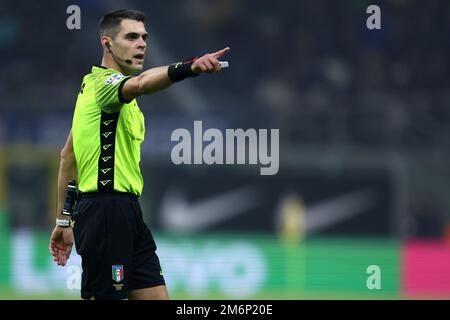 Mailand, Italien. 04. Januar 2023. Simone Sozza, offizielle Schiedsrichterin, Gesten beim Spiel der Serie A vor dem FC Internazionale und SSC Napoli im Stadio Giuseppe Meazza am 4. Januar 2023 in Mailand, Italien . Kredit: Marco Canoniero/Alamy Live News Stockfoto