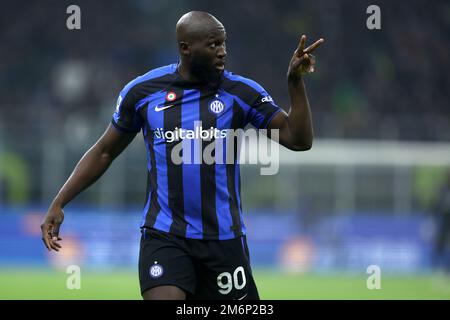 Mailand, Italien. 04. Januar 2023. Romelu Lukaku vom FC Internazionale Gesten während des Fußballspiels der Serie A vor dem FC Internazionale und SSC Napoli im Stadio Giuseppe Meazza am 4. Januar 2023 in Mailand, Italien. Kredit: Marco Canoniero/Alamy Live News Stockfoto