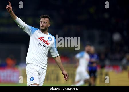 Mailand, Italien. 04. Januar 2023. Amir Rrahmani vom SSC Napoli Gesten während des Fußballspiels der Serie A vor dem FC Internazionale und dem SSC Napoli im Stadio Giuseppe Meazza am 4. Januar 2023 in Mailand, Italien. Kredit: Marco Canoniero/Alamy Live News Stockfoto