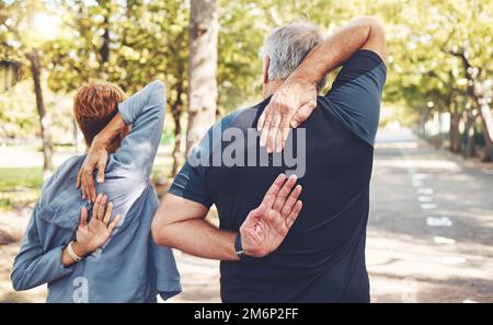 Rücken, Paar und Stretching Outdoor Training, Fitness und Training für Wellness, Gesundheit und Bindung. Sport, Mann und Frau in der Natur, Training und Stockfoto