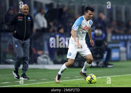 Mailand, Italien. 04. Januar 2023. Hirving Lozano von SSC Napoli in Aktion während des Fußballspiels der Serie A vor dem FC Internazionale und SSC Napoli am 4. Januar 2023 im Stadio Giuseppe Meazza in Mailand, Italien . Kredit: Marco Canoniero/Alamy Live News Stockfoto