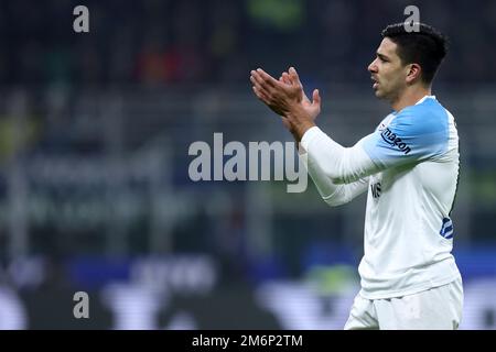 Mailand, Italien. 04. Januar 2023. Giovanni Simeone vom SSC Napoli Gesten während des Fußballspiels der Serie A vor dem FC Internazionale und dem SSC Napoli im Stadio Giuseppe Meazza am 4. Januar 2023 in Mailand, Italien. Kredit: Marco Canoniero/Alamy Live News Stockfoto