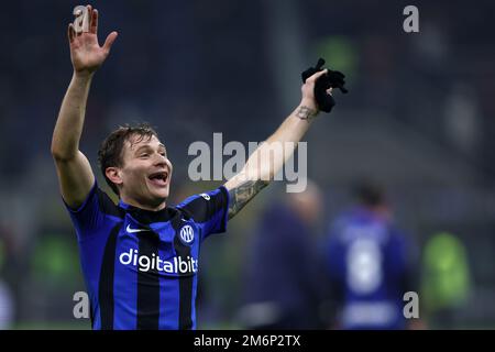 Mailand, Italien. 04. Januar 2023. Nicolo Barella vom FC Internazionale feiert am Ende des Fußballspiels der Serie A vor dem FC Internazionale und der SSC Napoli am 4. Januar 2023 im Stadio Giuseppe Meazza in Mailand . Kredit: Marco Canoniero/Alamy Live News Stockfoto