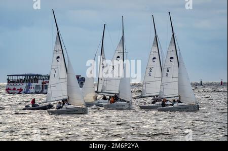 Russland, St. Petersburg, 29. Juli 2022: Wenige kleine Sportboote bei Sonnenuntergang mit stürmischem Himmel, Segeln Regatta, Teamwork, heißes pu Stockfoto