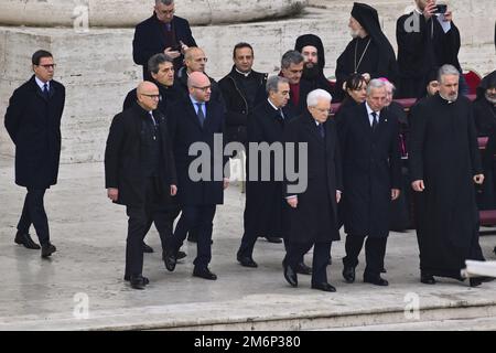 Vatican05. Januar 2023. Der italienische Präsident Sergio Mattarella während der Bestattungsmesse für Papst Emeritus Benedict XVI am 5. Januar 2023 im Petersdom, Vatikanstadt, Vatikan. Kredit: Unabhängige Fotoagentur/Alamy Live News Stockfoto