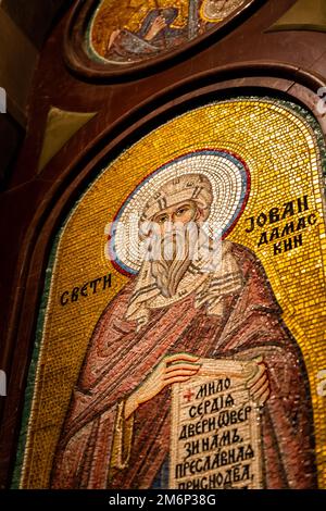 Belgrad, Serbien - 20. Dezember 2022: Fresko im Mosaik von Johannes von Damaskus in St. Sava-Tempel in Belgrad. Er war ein christlicher Mönch, Priester, Hymnograph Stockfoto